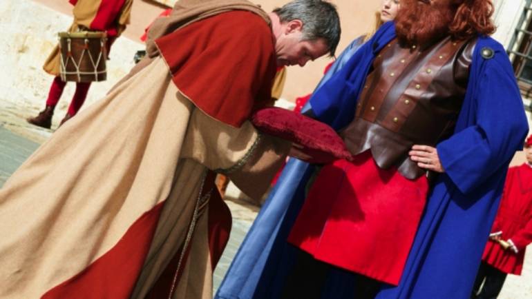 APPUNTAMENTI: “Il Barbarossa” di scena a San Quirico d’Orcia. In un libro cronache e protagonisti della Festa